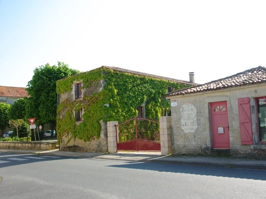 Façade, entrée de la maison