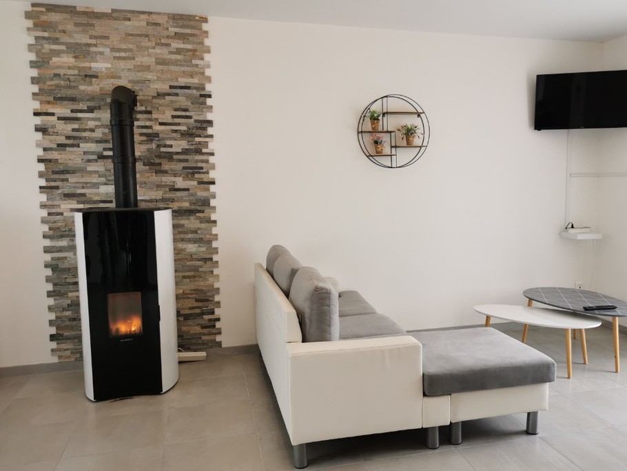 Salon avec poêle à granulés