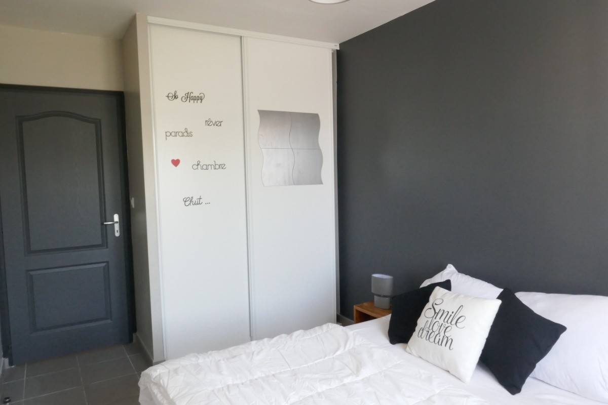 Chambre 1 avec un lit en 140