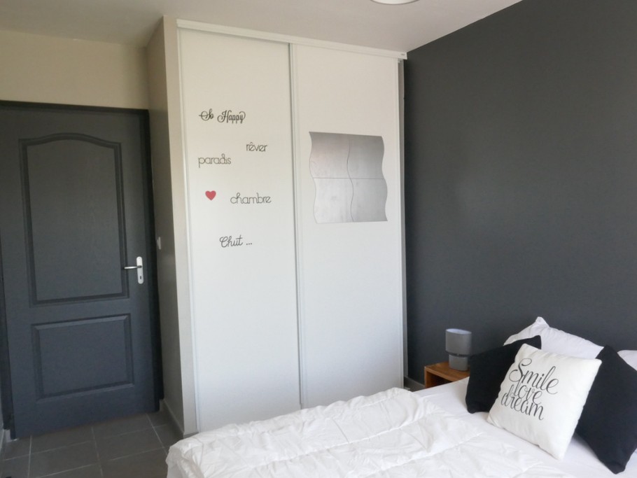 Chambre 1 avec un lit en 140