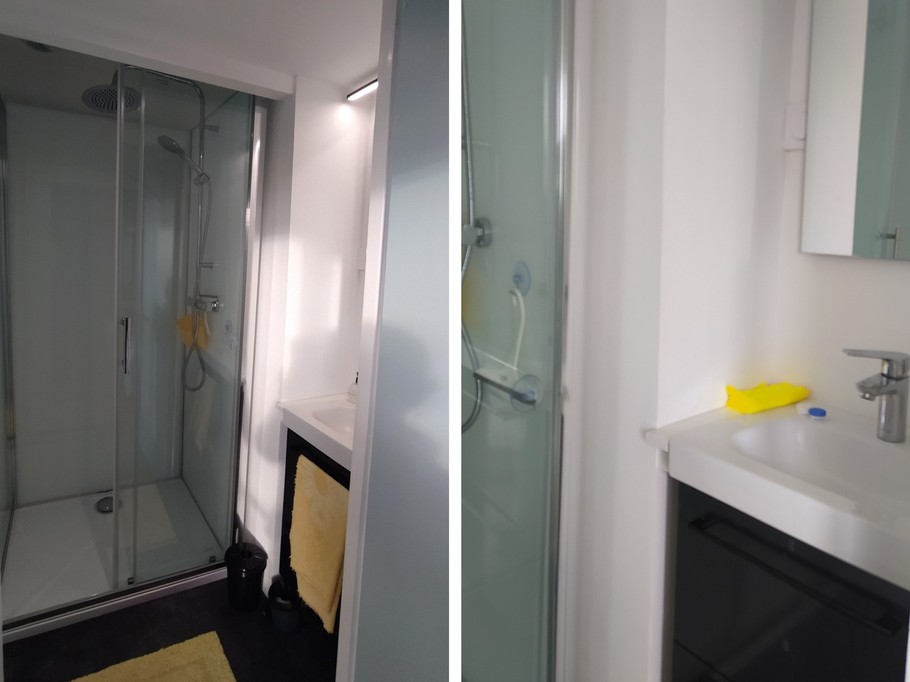 Chambre 1 avec un lit 140 cm, rangements, porte-manteau, et salle d'eau communicante (douche grande dimension et meuble vasque avec miroir)