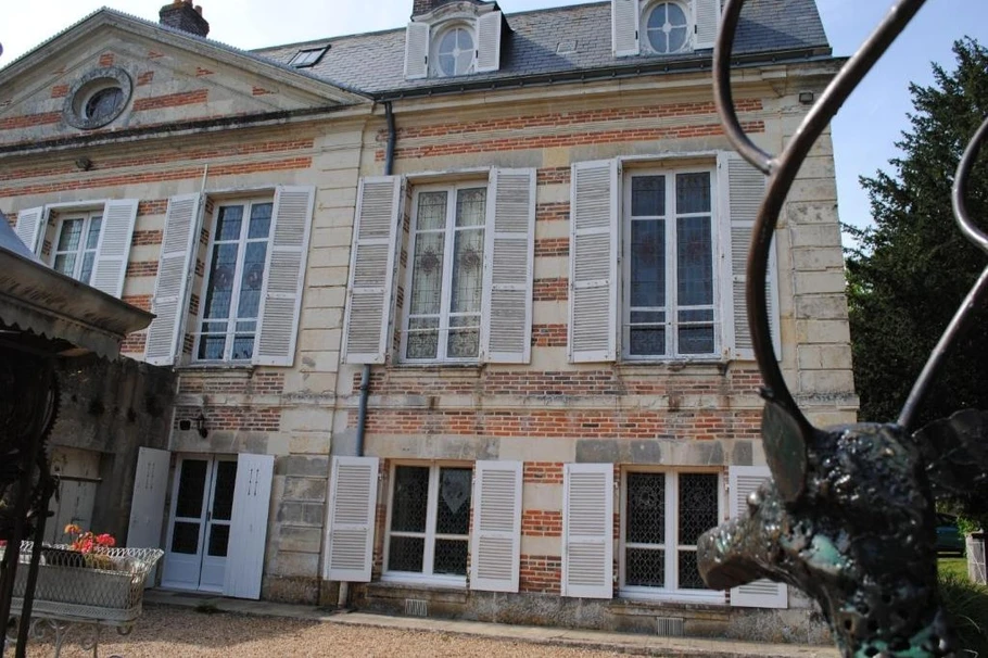 Façade. Entrée de la chambre d'hôtes. Porte indépendante. Rez-de-Chaussée