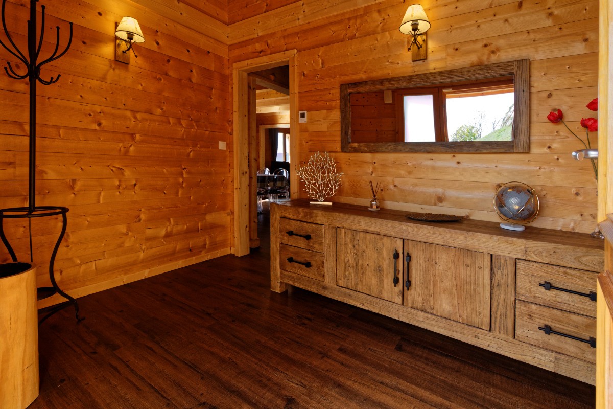 Belle entrée avec son mobilier en bois d'Orme