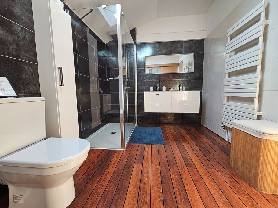 Grande salle d'eau avec douche à l'italienne et double vasque et WC à l'étage