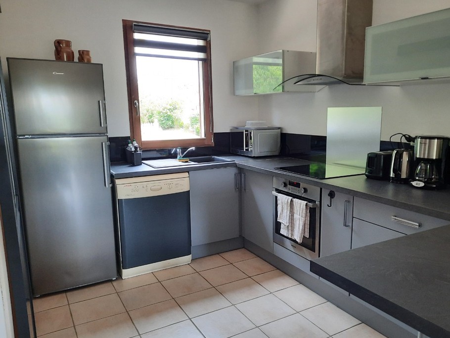 La cuisine ouverte aménagée et équipée