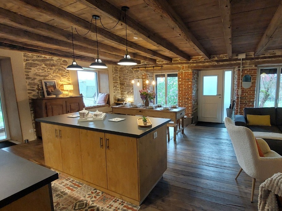 Grande pièce de vie ouverte pour des moments conviviaux