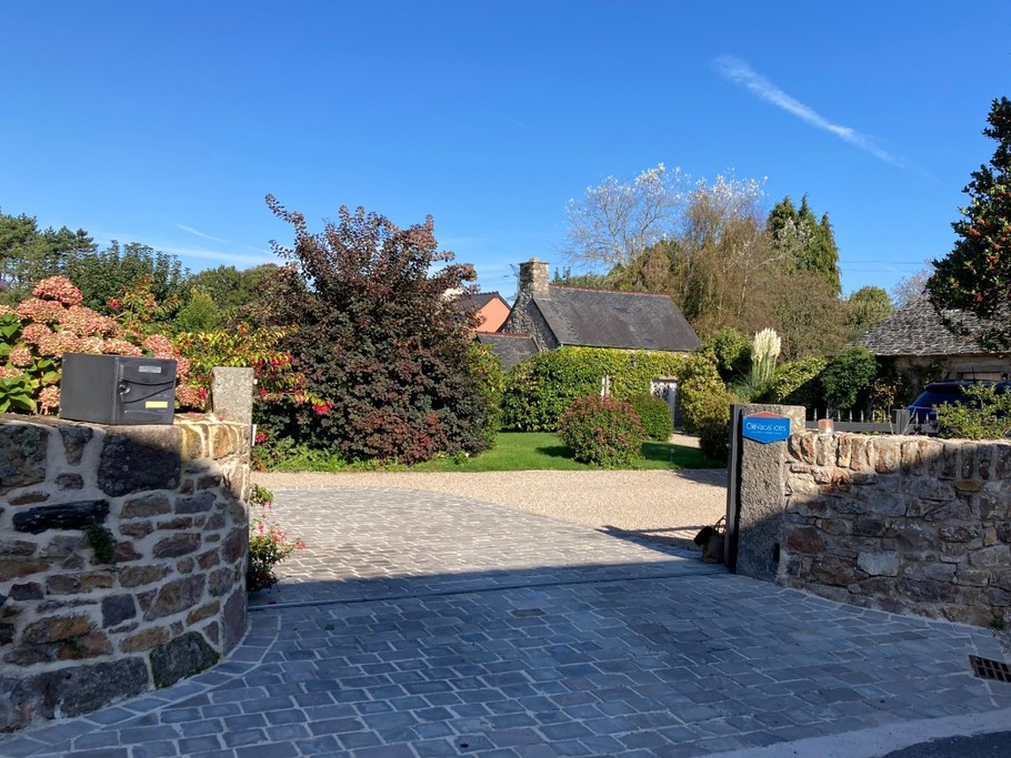 Entrée dans la cour