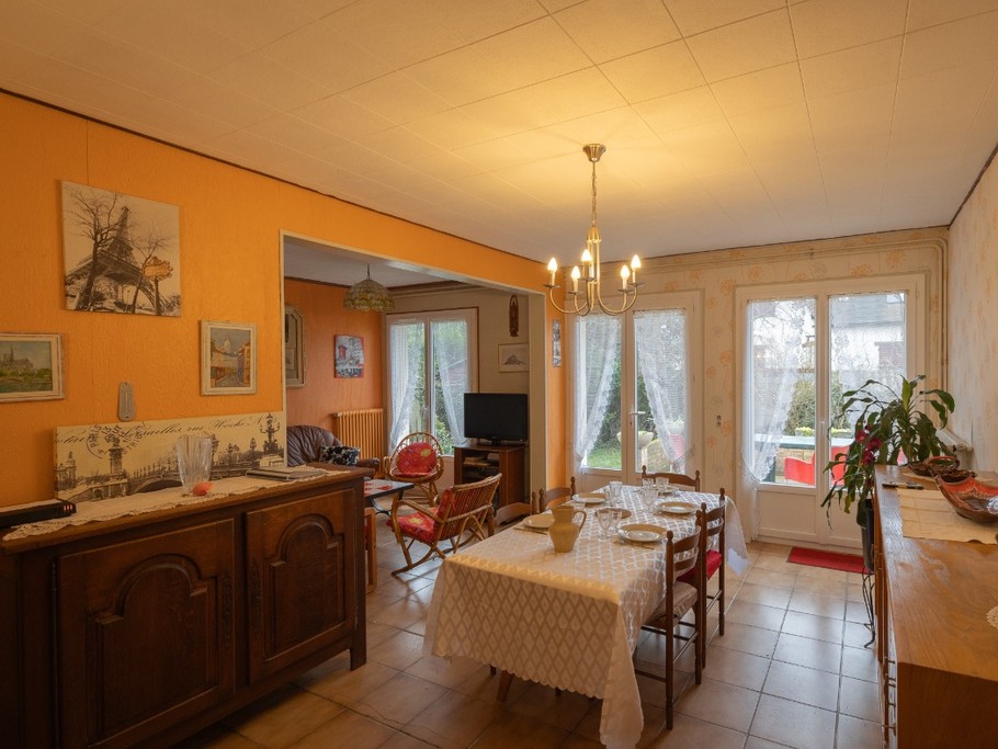 salle a manger donnant sur terrasse et jardin.