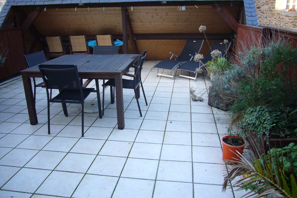 Superbe terrasse ​proposée en option (sauf pour le mois d'août)