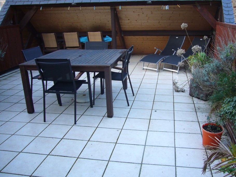 Superbe terrasse proposée en option (sauf pour le mois d'août)