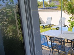 jardin vu de l'entrée de la maison