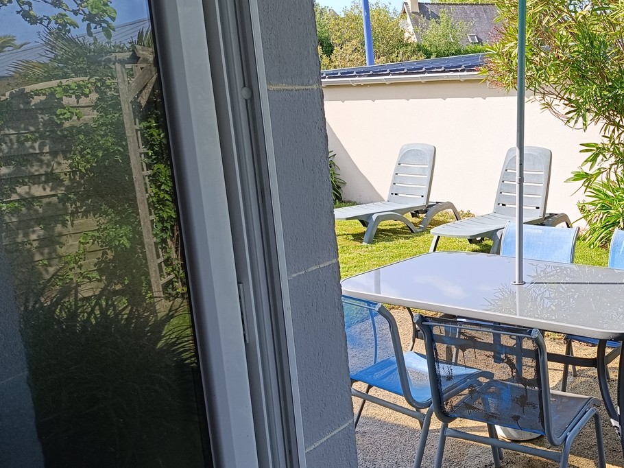 jardin vu de l'entrée de la maison