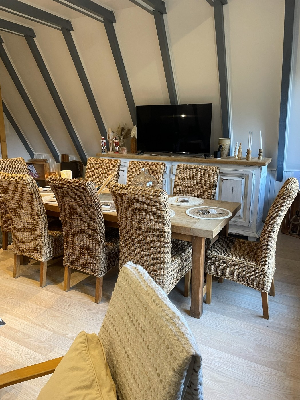 Espace repas - Chalet atypique en A, l'Armorique, en pleine nature dans les Vosges