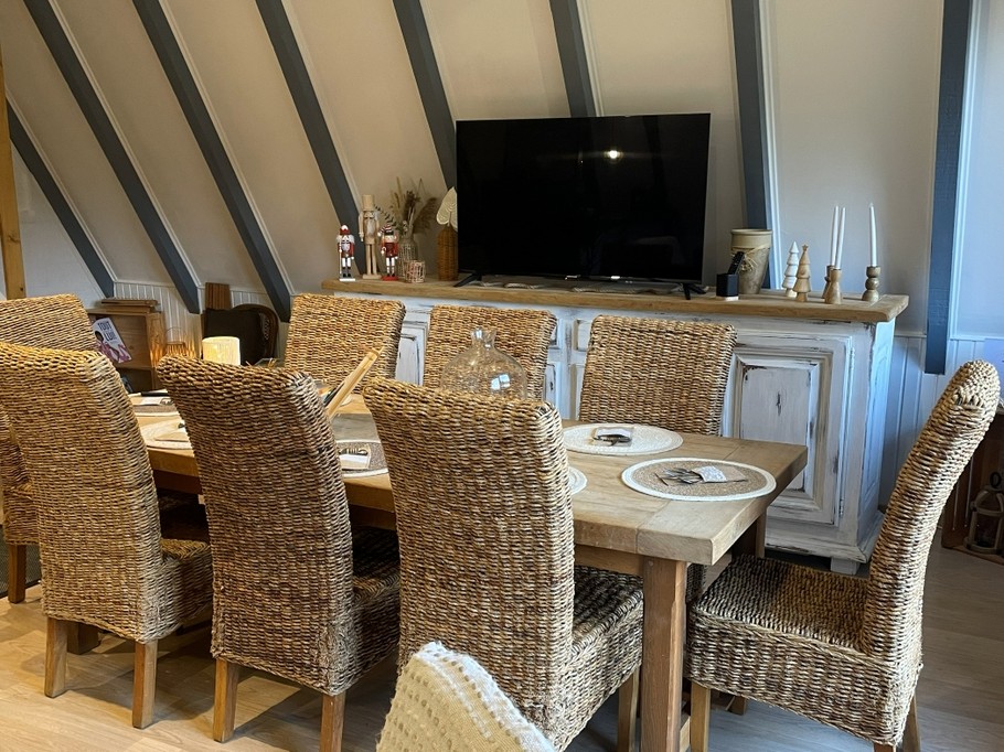 Espace repas - Chalet atypique en A, l'Armorique, en pleine nature dans les Vosges