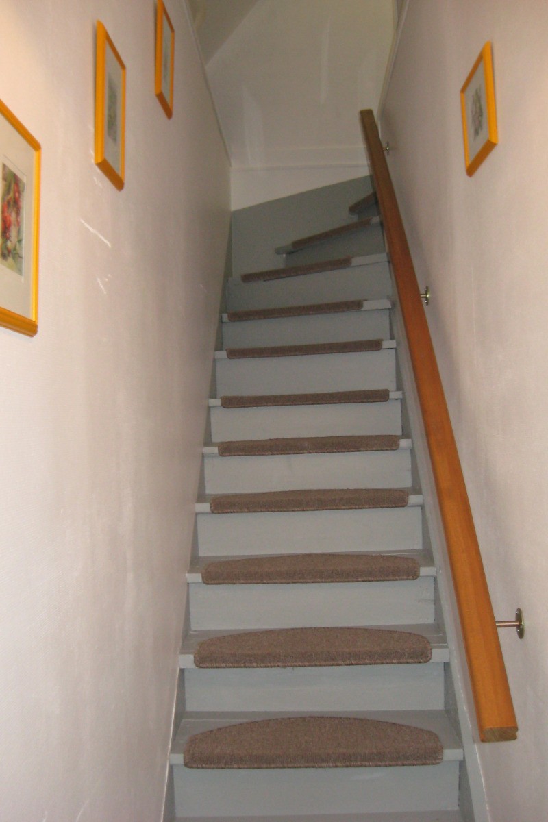 Escalier montant vers les deux chambres et la salle d'eau.