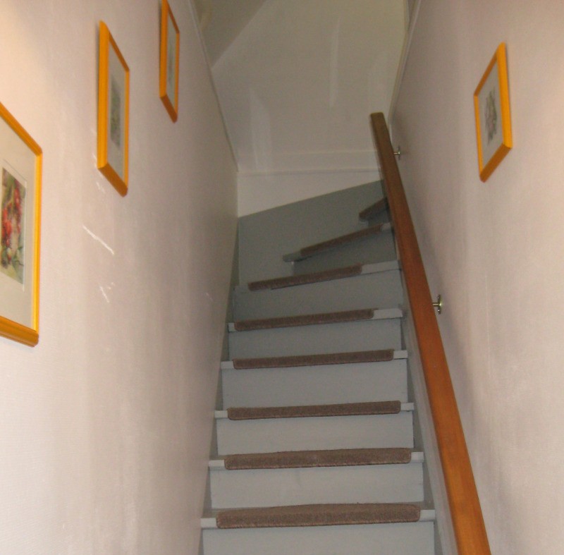 Escalier montant vers les deux chambres et la salle d'eau.