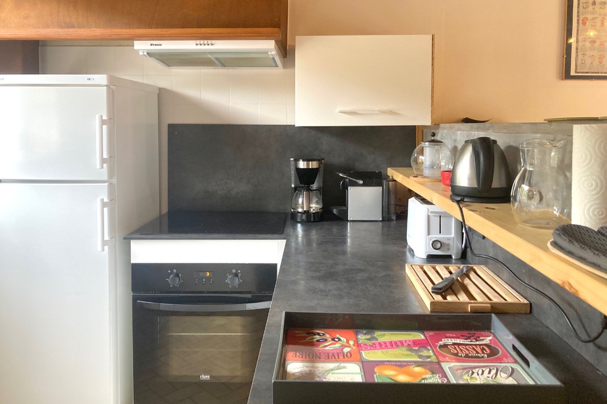 CUISINE EQUIPEE - réfrigérateur/congélateur, four chaleur tournante, plaques induction, cafetière traditionnelle+Nespresso