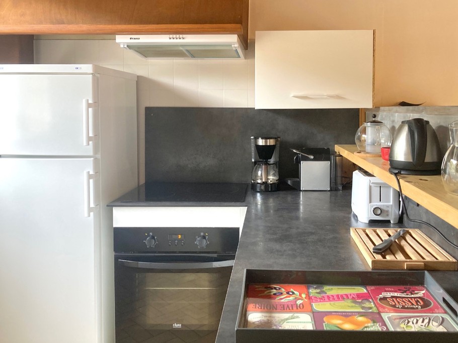 CUISINE EQUIPEE - réfrigérateur/congélateur, four chaleur tournante, plaques induction, cafetière traditionnelle+Nespresso