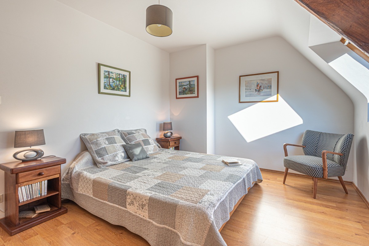 TY AR MEN: A l'étage, grande chambre avec un lit de 2 personnes en 160 X 200.