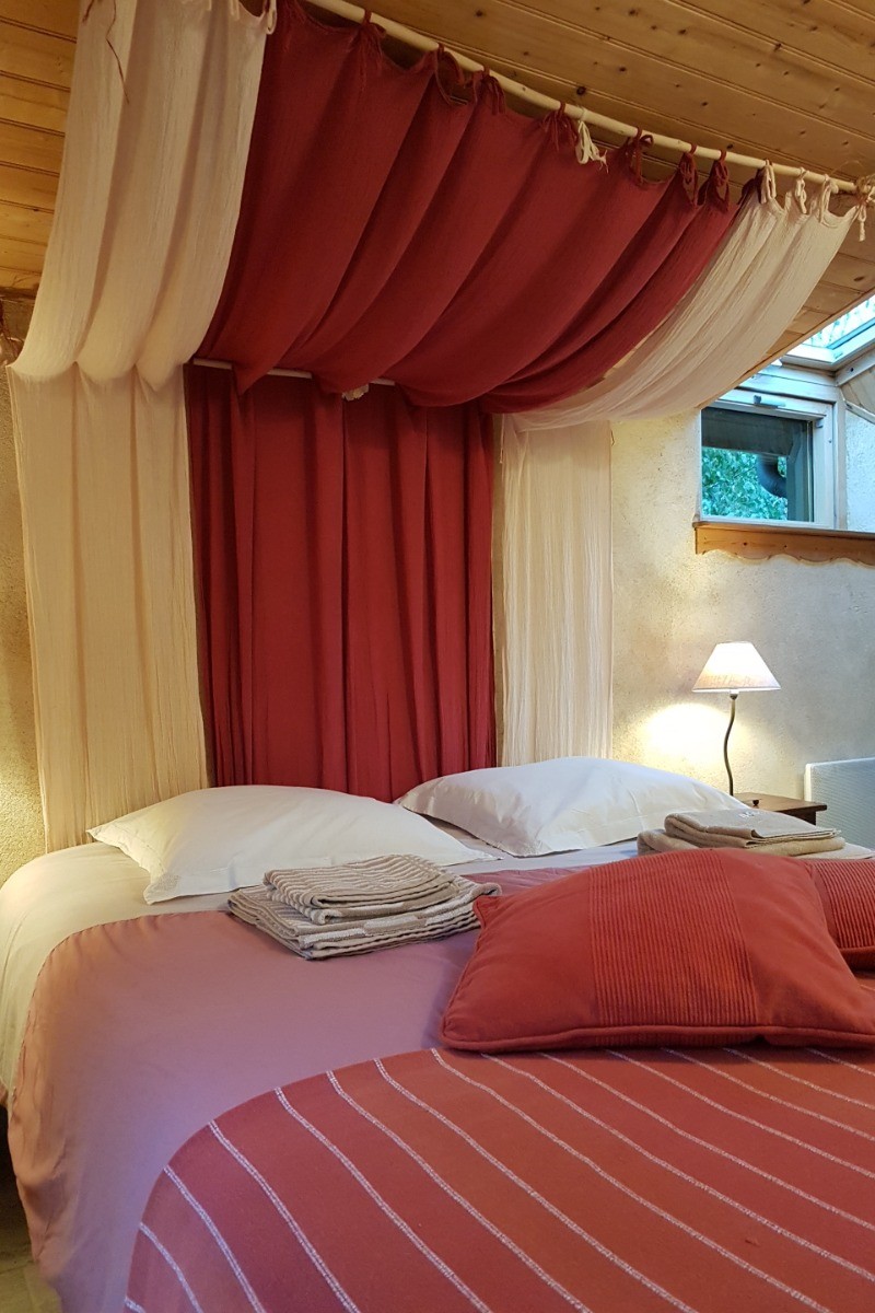 Chambre indépendante, spacieuse  et de plain-pied pour 2 personnes (lit queen size 160 x 200 cm) avec salle d'eau et rangements.