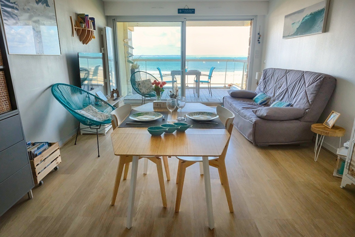 la pièce de vie avec sa vue panoramique sur la baie