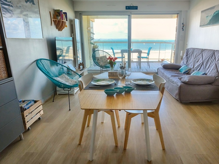 la pièce de vie avec sa vue panoramique sur la baie