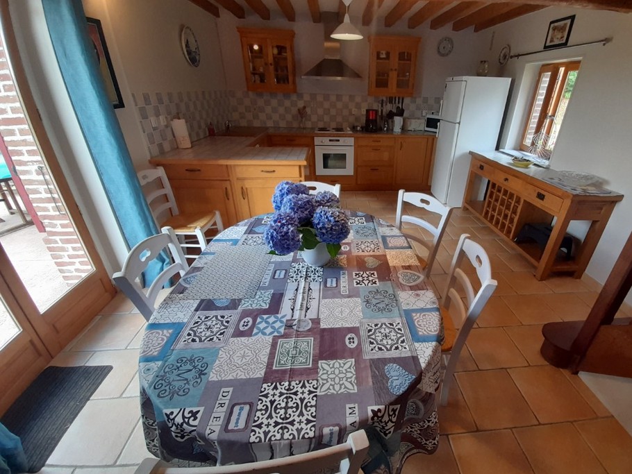 salle à manger donnant sur la terrasse, escalier de l'étage