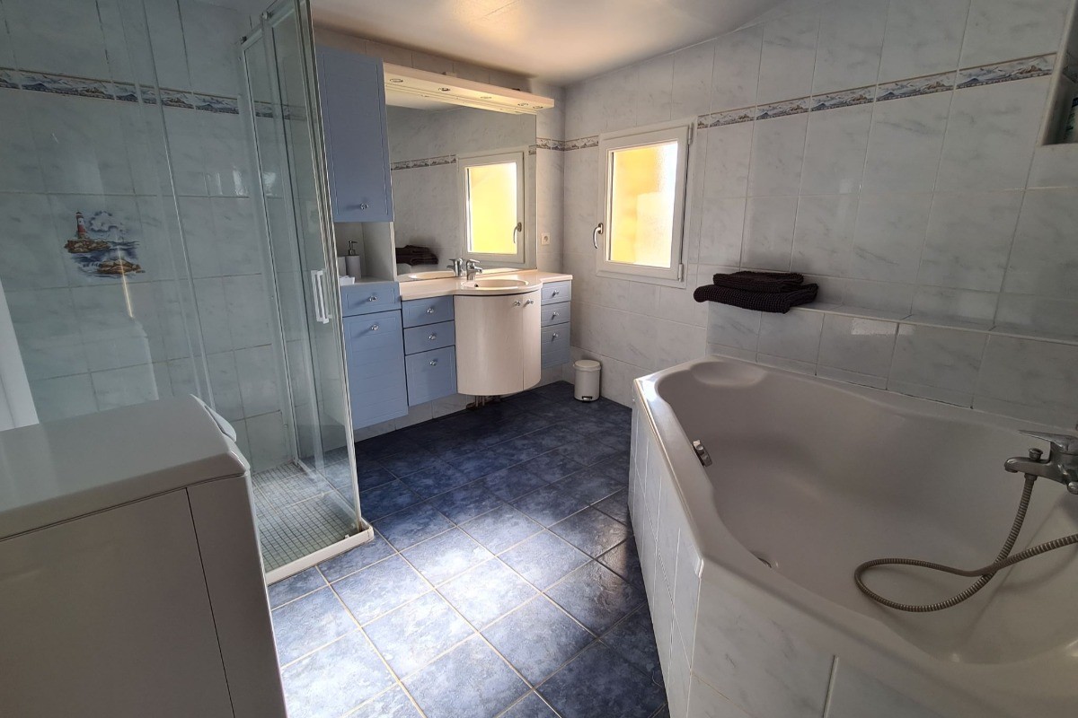 salle de bain avec baignoire au rez de chaussée