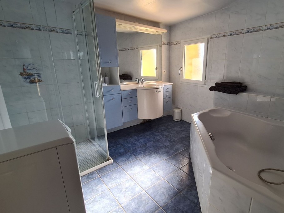 salle de bain avec baignoire au rez de chaussée