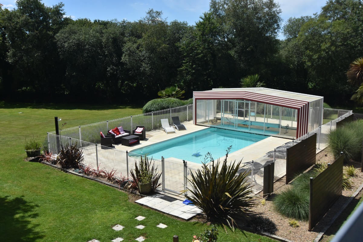 Piscine ouverte avec barrières de protection et portillon sécurité enfants