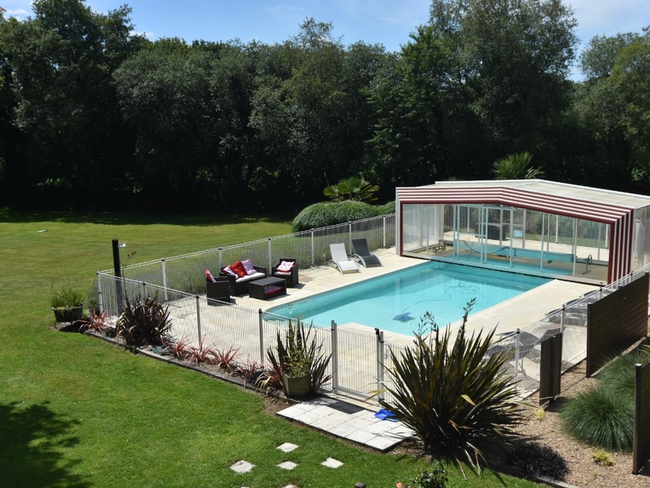 Piscine ouverte avec barrières de protection et portillon sécurité enfants