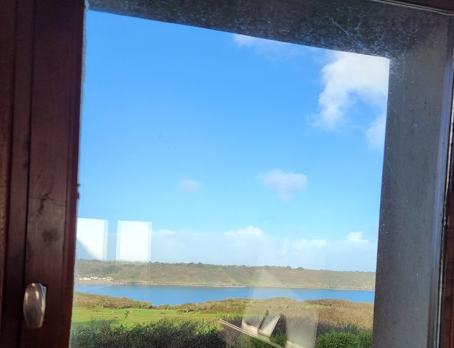 Le Coz, location, Pointe de la Tour, Plouha, Clévacances, vue de la fenêtre du salon sur les Falaises de Plouha