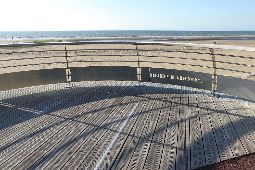 Villers-sur-mer, point d’entrée du Méridien de Greenwich en Europe continentale, possède la particularité d’être la seule station littorale française située sur ce Méridien.