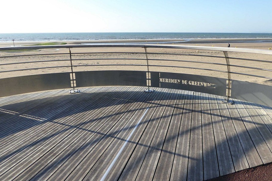 Villers-sur-mer, point d’entrée du Méridien de Greenwich en Europe continentale, possède la particularité d’être la seule station littorale française située sur ce Méridien.
