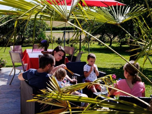 Terrasse et jardin GITE LE GAULIAT19 CORREZE CLEVACANCES