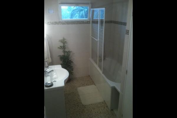 Salle de bain avec barre d'appui et pare douche relevable