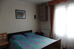 Bedroom with a 140cm bed and two 90cm bunk beds