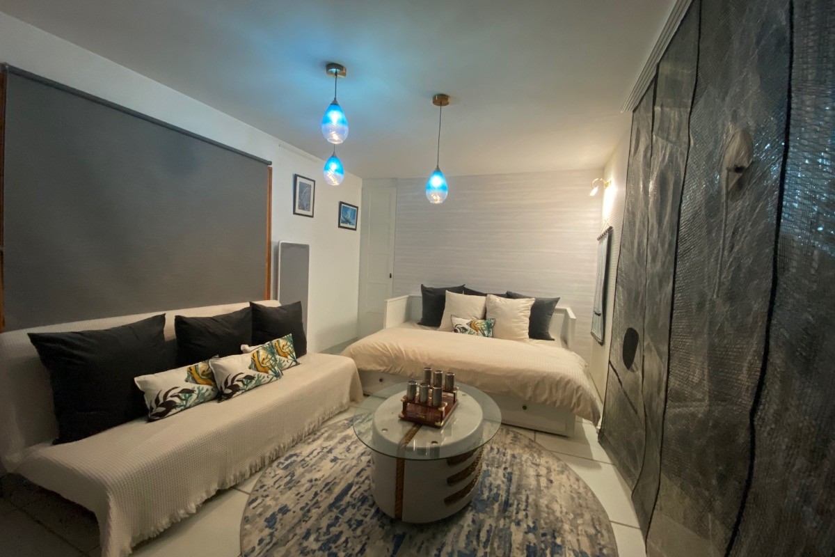 Salon en mode chambre 3. Fermeture par panneaux japonais réalisés avec la grand voile du bateau de Jean LE CAM.