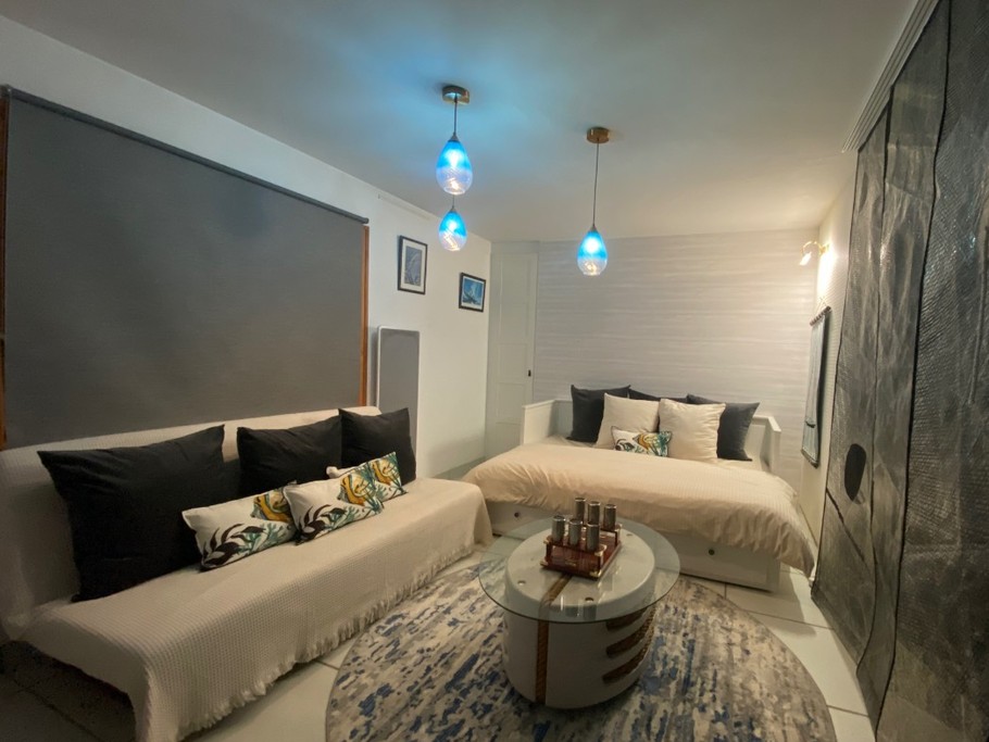 Salon en mode chambre 3. Fermeture par panneaux japonais réalisés avec la grand voile du bateau de Jean LE CAM.