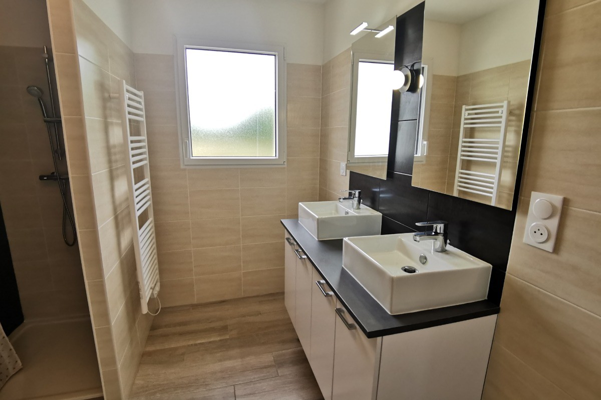 Une salle d'eau avec wc et douche à l'italienne