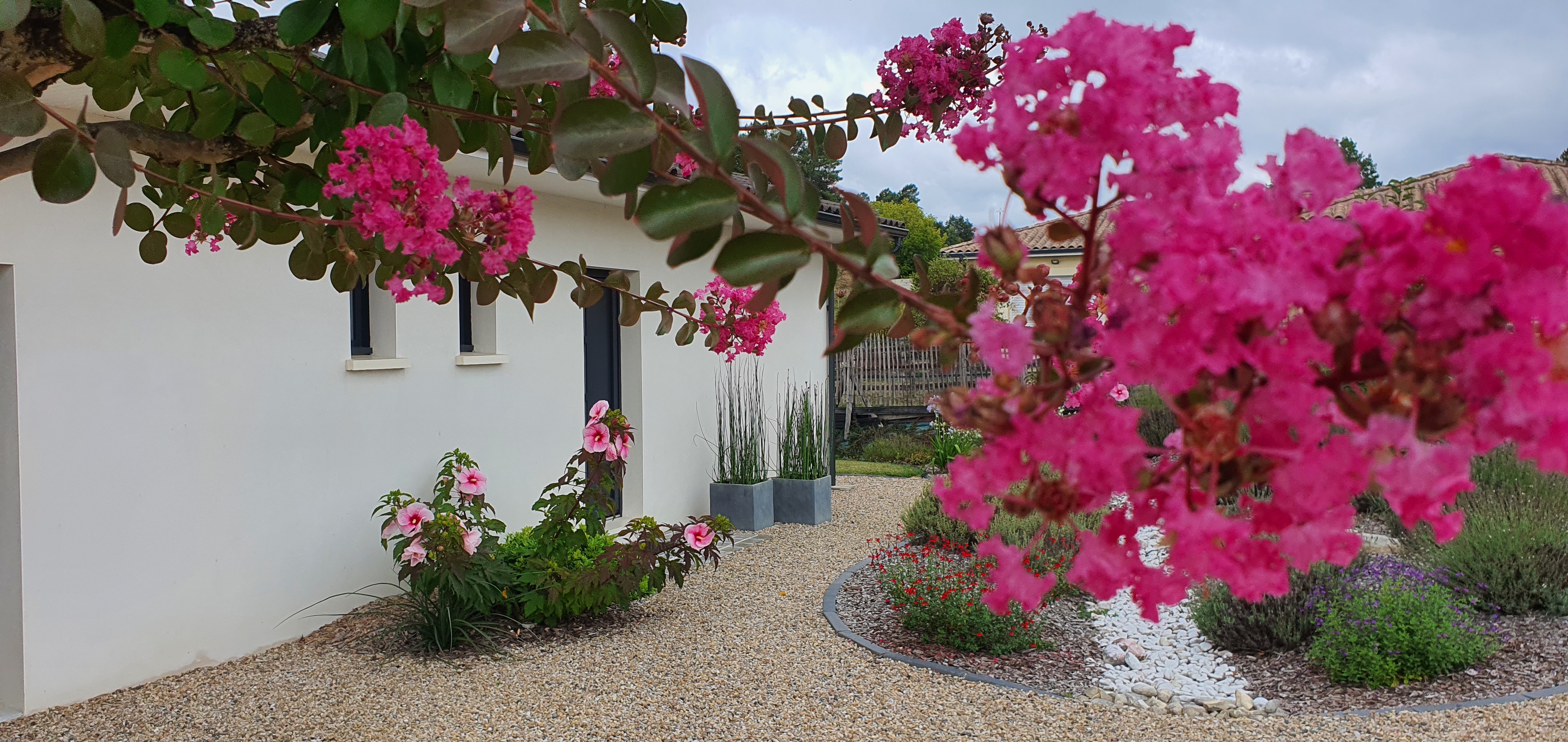L'entrée du gîte en fleurs