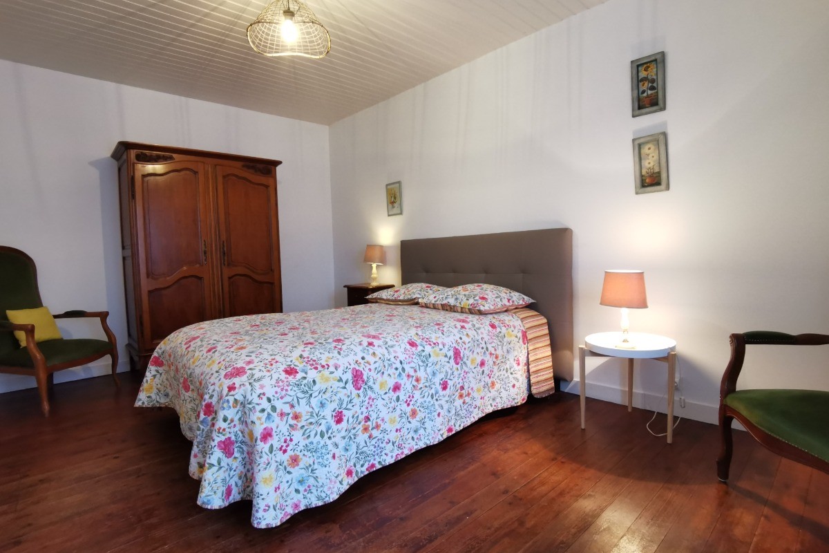 Etage: Chambre 2 avec 1 lit 140