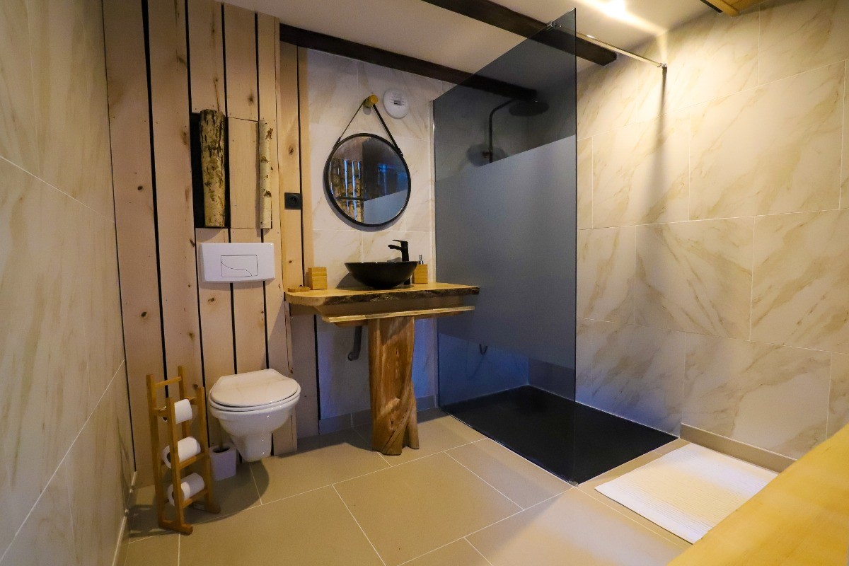 Salle d'eau avec douche italienne - L'Hôtel Enfoncée Chambres et Table d'hôtes Le Val d'Ajol