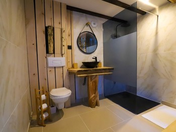 Salle d'eau avec douche italienne - L'Hôtel Enfoncée Chambres et Table d'hôtes Le Val d'Ajol