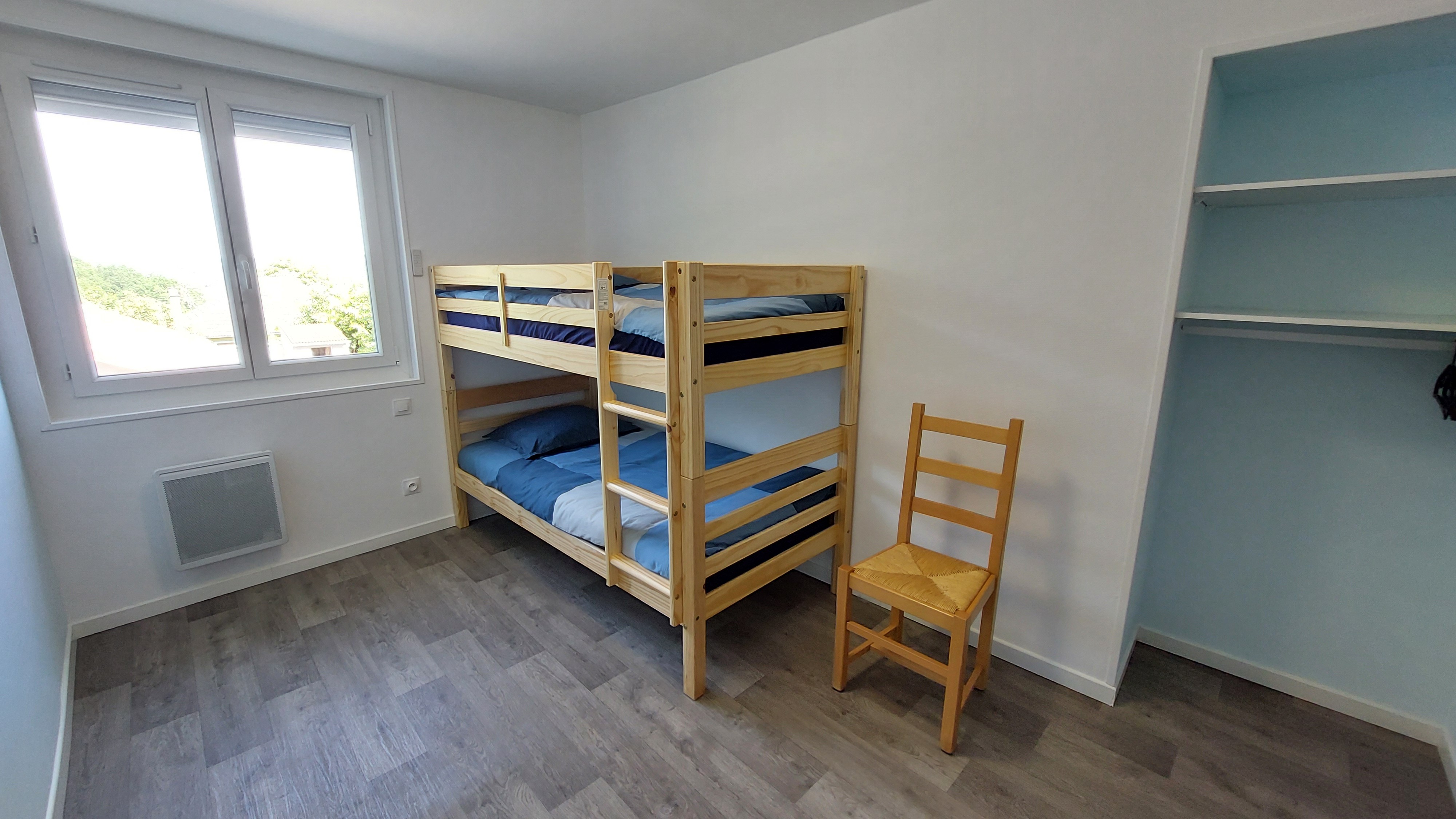Chambre avec lits superposés du gîte Jonquille dans le Cantal