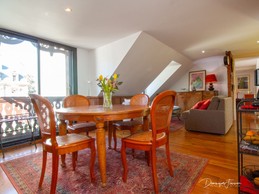 Séjour avec table à manger et accès balcon