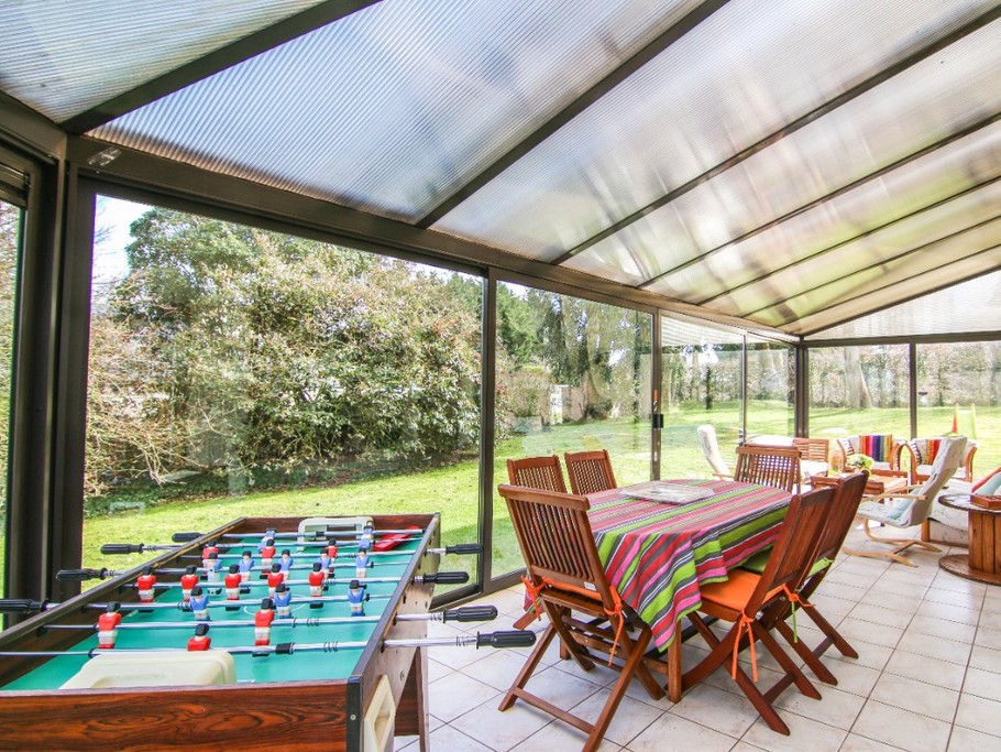 La véranda spacieuse et conviviale, zone de détente entre maison et jardin clos sans vis à vis.