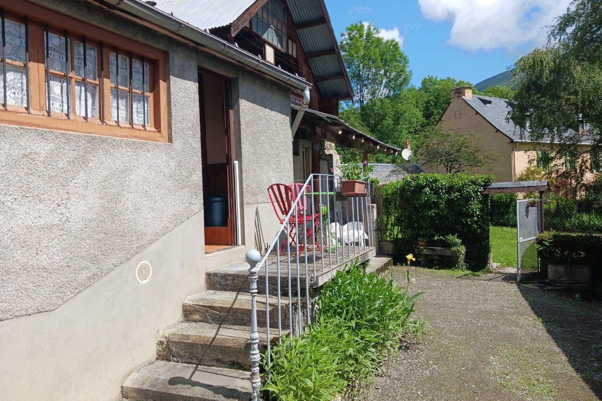 Accès à l'arrière de la maison et au jardin