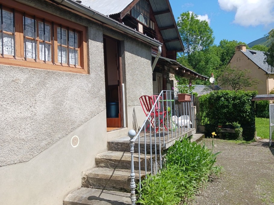 Accès à l'arrière de la maison et au jardin
