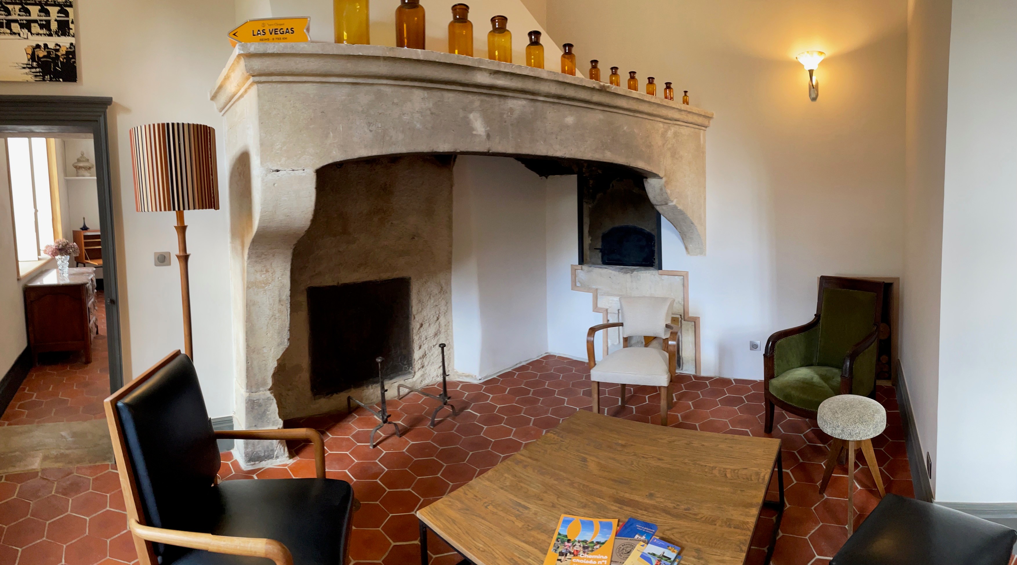 Salon grande cheminée TV, four à pain - Château de Ville au Val